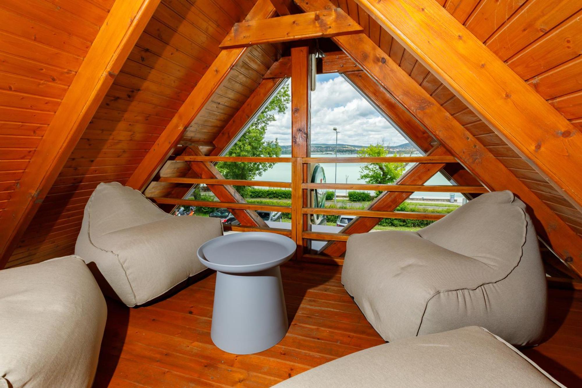 Lepke Apartmanhaz Es Etterem Tihany Exterior photo