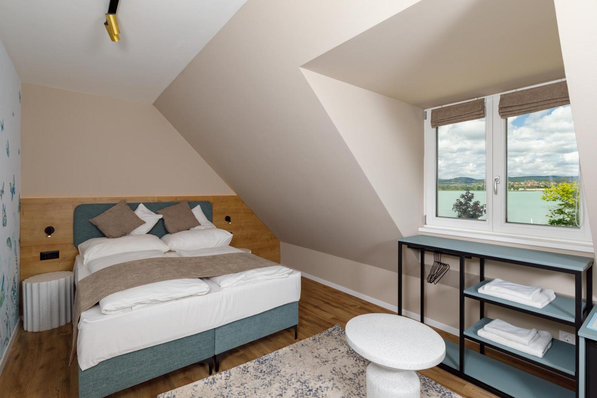 Lepke Apartmanhaz Es Etterem Tihany Exterior photo